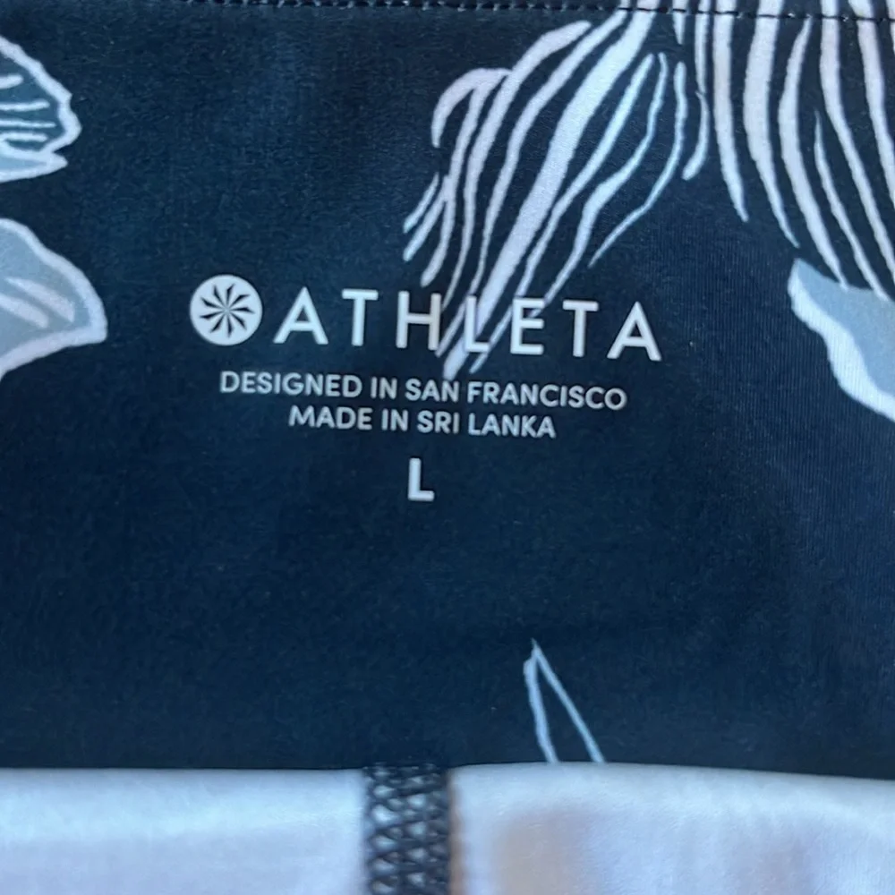 EUC Athleta athletic navy floral skirt, size Large